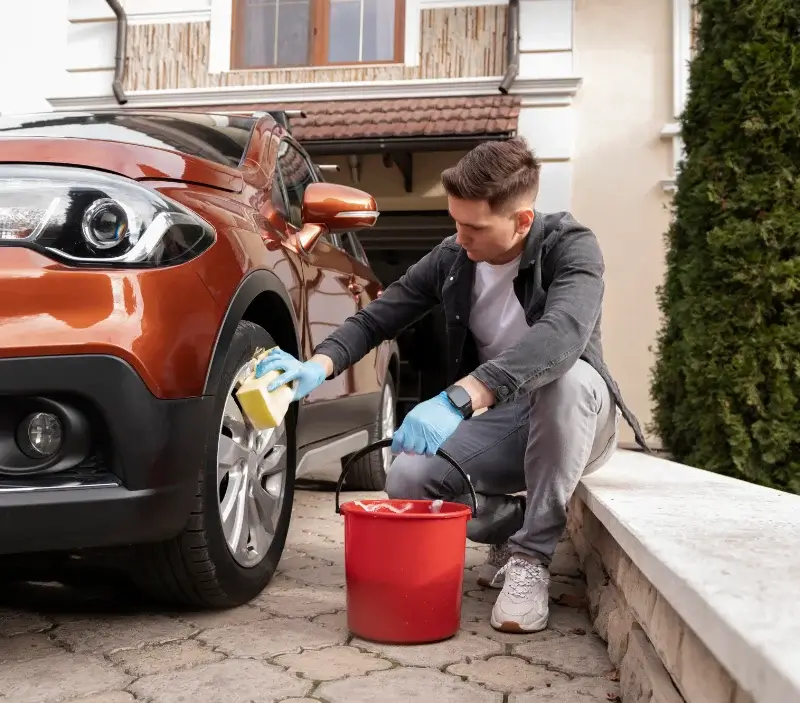 Lavage auto à domicile Gevingey : professionnel intervenant sur un véhicule